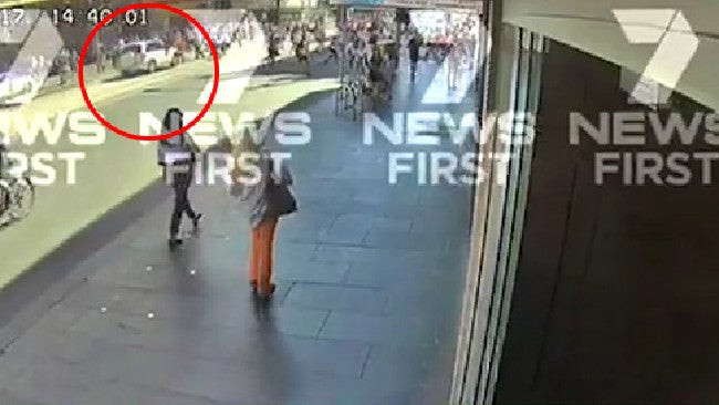 Ανατριχιαστικό βίντεο! Η στιγμή που παρασύρει με αυτοκίνητο 19 πεζούς στη Μελβούρνη